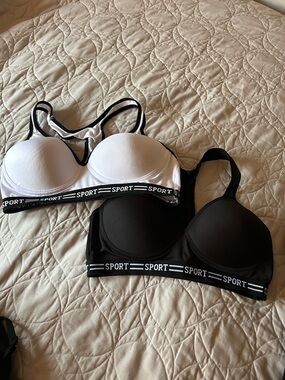 SPORT Seamless Padded Sports Bra - Black and White Bundle